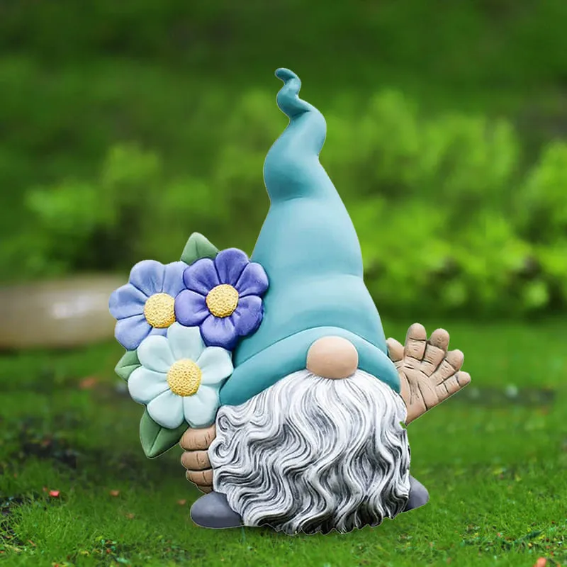 Nain de jardin barbu au bonnet bleu entouré de fleurs